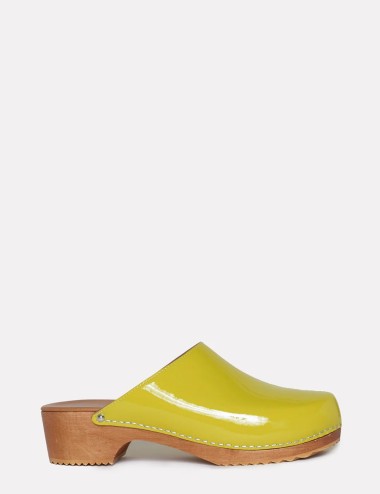 Zoccoli in pelle lucida in Giallo