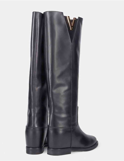 Stivale in Pelle Nera con Zeppa Interna e Accessorio Oro
