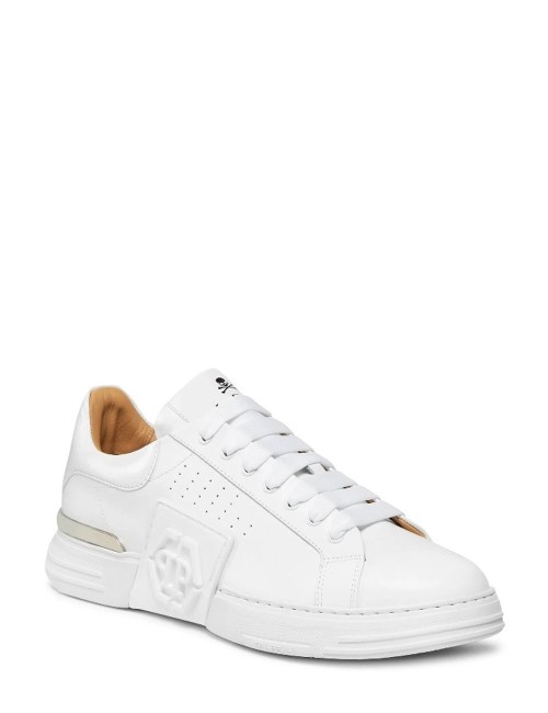 LO-TOP SNEAKERS