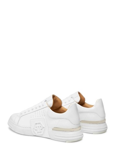 LO-TOP SNEAKERS