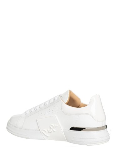 LO-TOP SNEAKERS