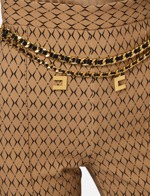 Pantalone a palazzo in crêpe stampa rombo con catena camel nero