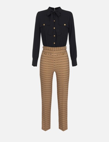 Tuta in crêpe stretch stampa rombo con fiocco camel nero
