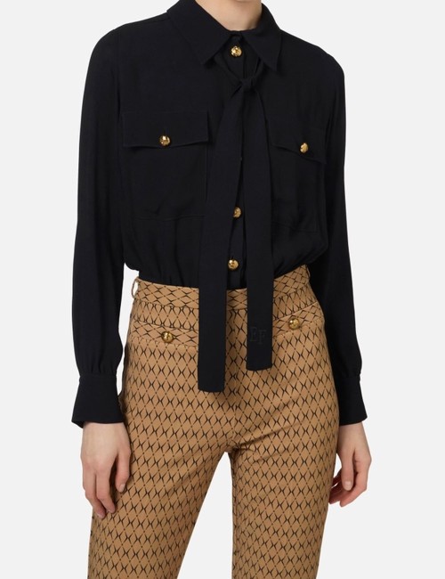 Tuta in crêpe stretch stampa rombo con fiocco camel nero