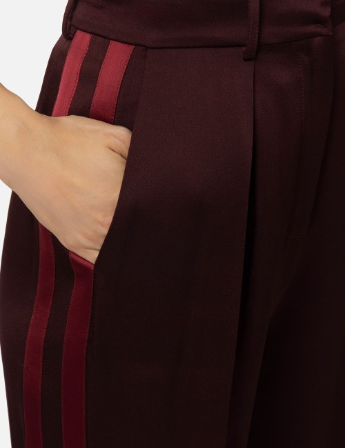 Pantalone dritto in satin con bande in raso rouge noir
