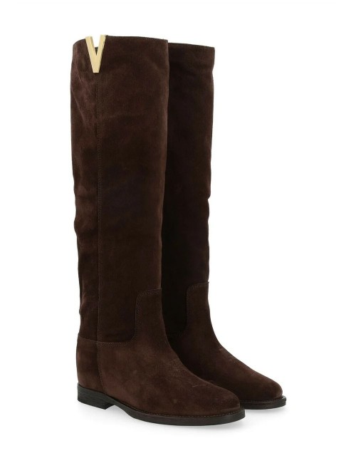 Stivale in camoscio con V in oro marrone