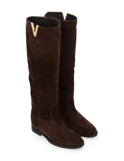 Suede boot with brown gold V