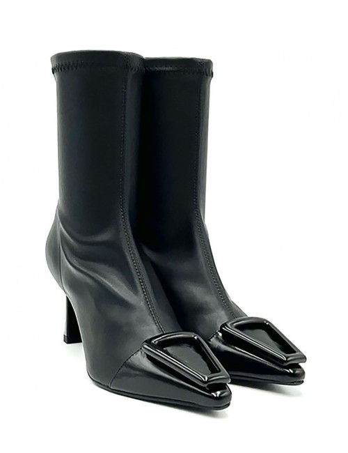 Stivaletto in pelle e punta laccata nero