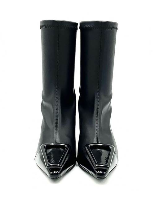 Stivaletto in pelle e punta laccata nero