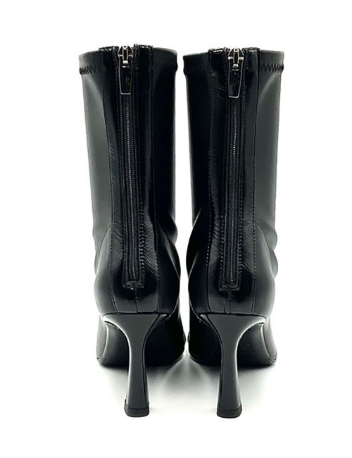 Stivaletto in pelle e punta laccata nero