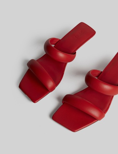 Sandali CODY con fasce imbottite e tacco a cono rosso