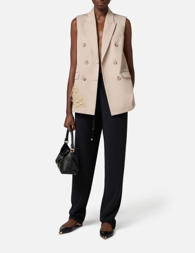 Gilet in gabardina di cotone con fiore ricamato greige