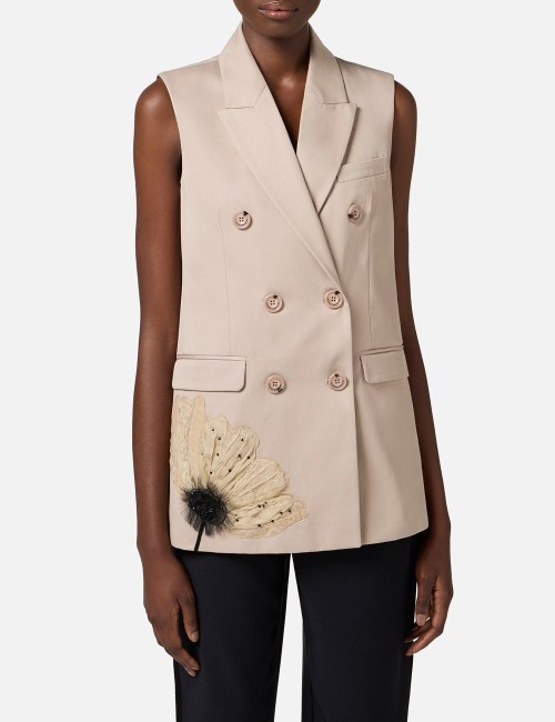 Gilet in gabardina di cotone con fiore ricamato greige