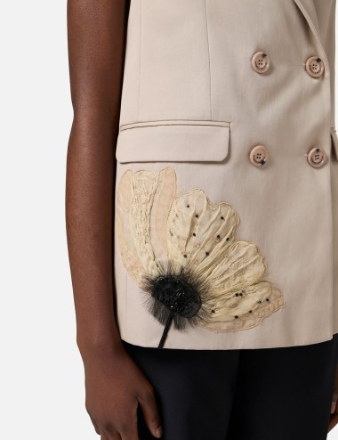 Gilet in gabardina di cotone con fiore ricamato greige