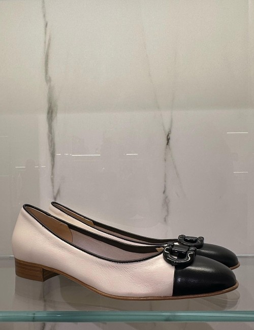 Décolleté Chanel con punta nera