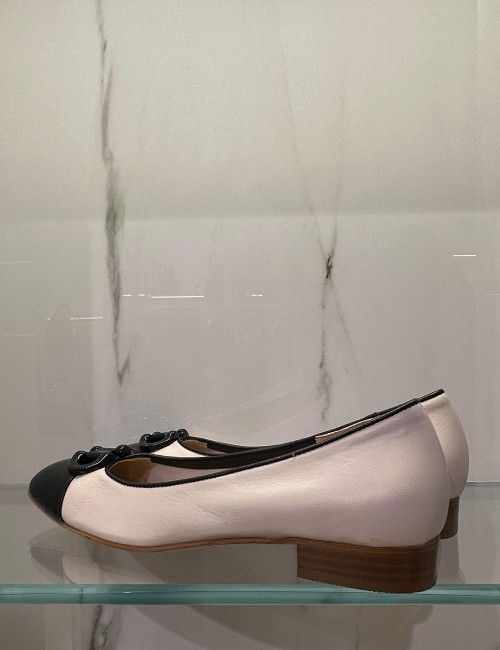 Décolleté Chanel con punta nera