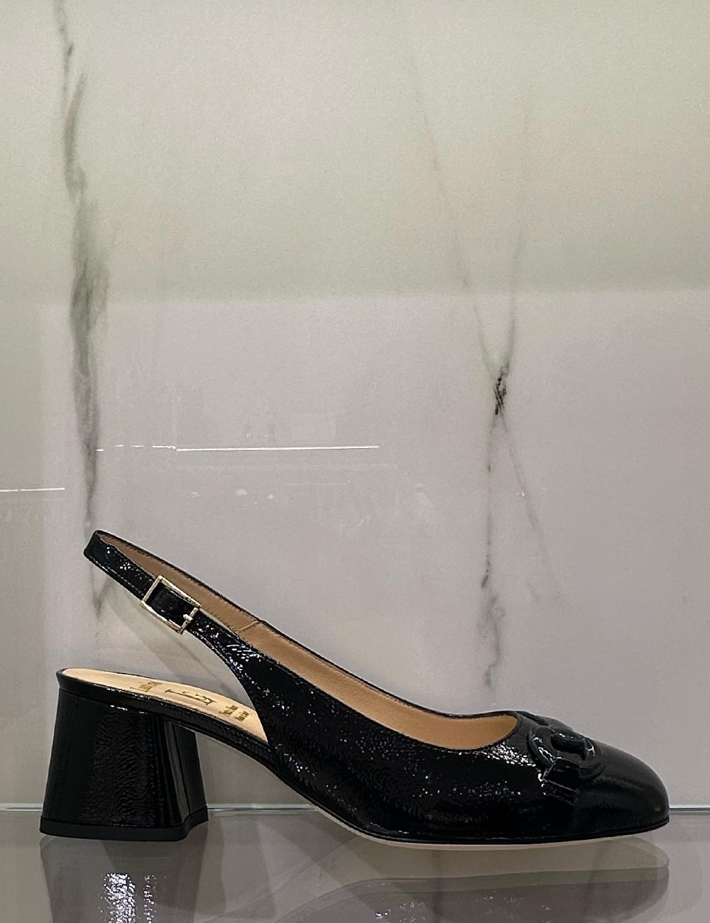 Slingback in vernice nera