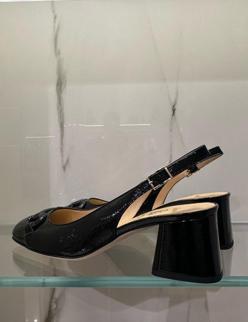 Slingback in vernice nera
