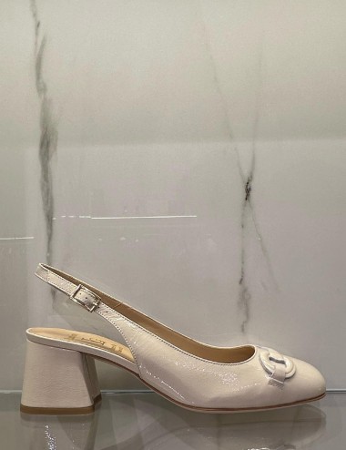 Slingback in vernice nude