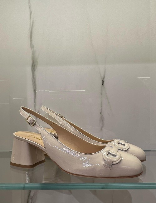 Slingback in vernice nude