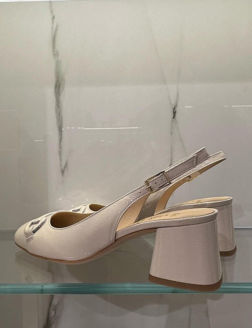 Slingback in vernice nude