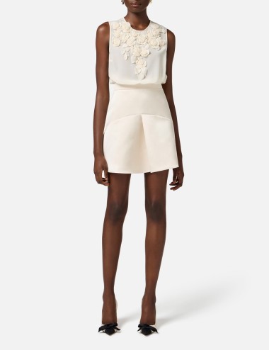 Dress in georgette and duchesse satin fabrics with embroidered butter
