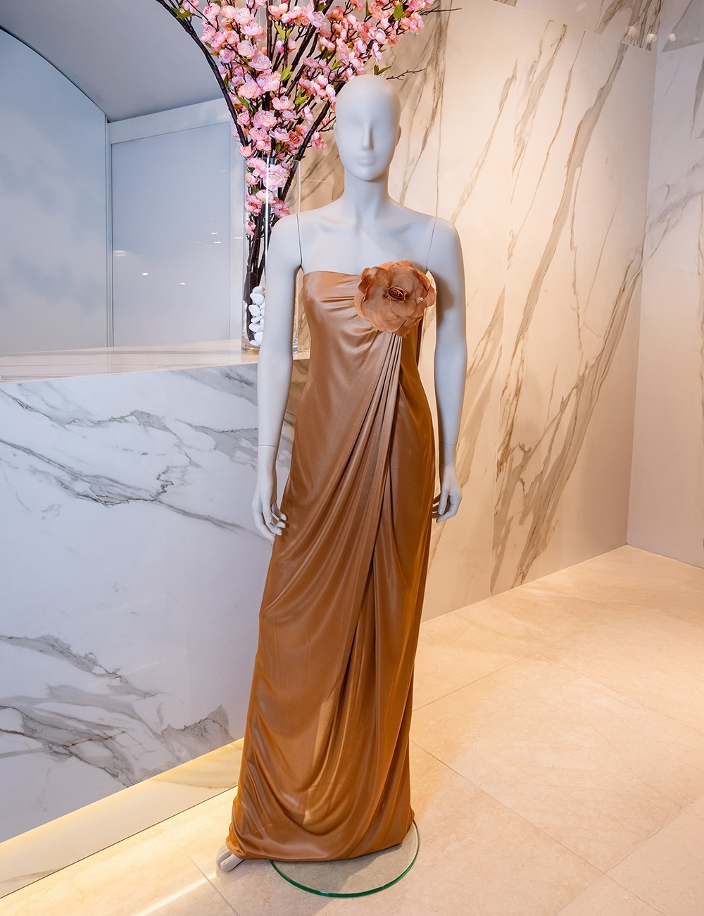 Abito Red Carpet in jersey lucido con fiore ricamato camel