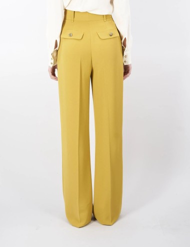 Pantaloni in crêpe fluido con bottoni dorati curry
