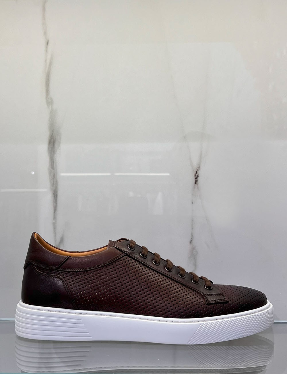 Sneakers in pelle traforate testa di moro