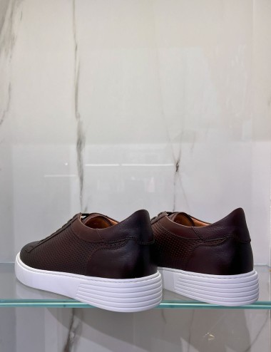 Sneakers in pelle traforate testa di moro