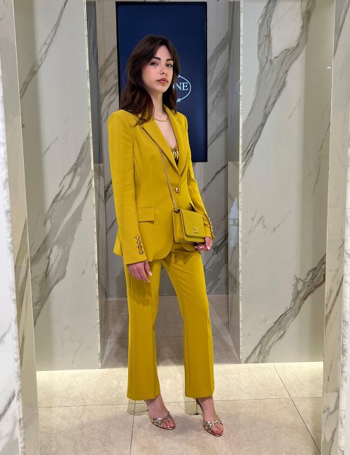 Single-breasted women’s suit in crêpe fabric Curry