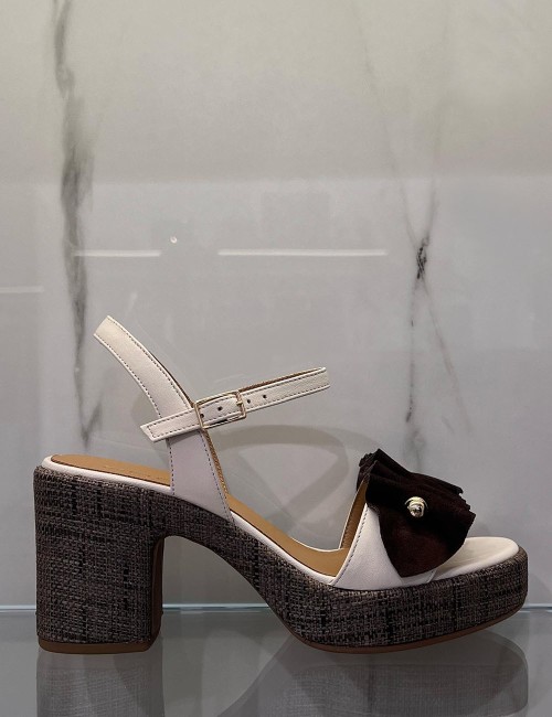 Sandalo con plateau e rouches
