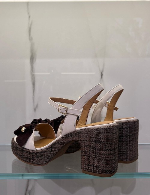 Sandalo con plateau e rouches