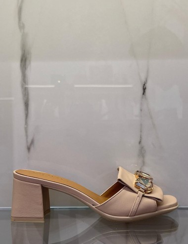 Ciabatta in pelle con gioiello nude