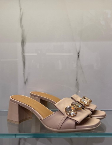 Ciabatta in pelle con gioiello nude