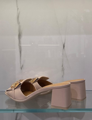 Ciabatta in pelle con gioiello nude