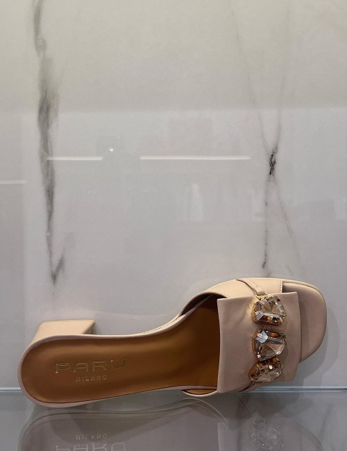 Ciabatta in pelle con gioiello nude