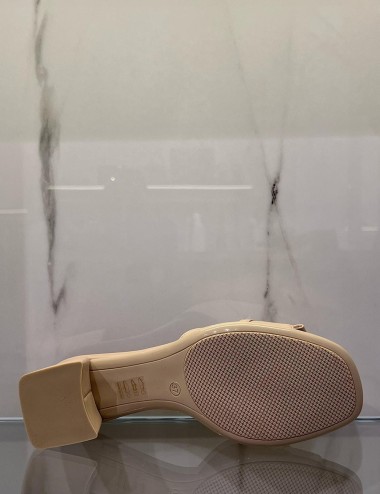 Ciabatta in pelle con gioiello nude