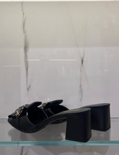 Ciabatta in pelle con gioiello nera