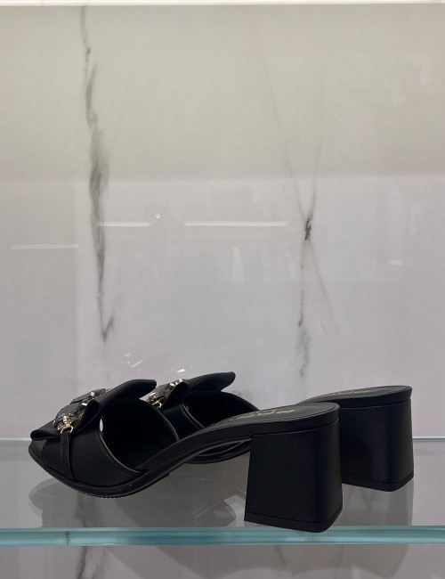 Ciabatta in pelle con gioiello nera