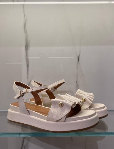 Sandali bassi in pelle con rouches bianchi