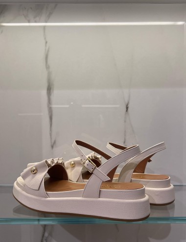 Sandali bassi in pelle con rouches bianchi