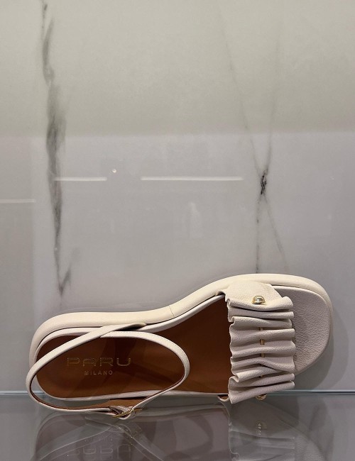 Sandali bassi in pelle con rouches bianchi