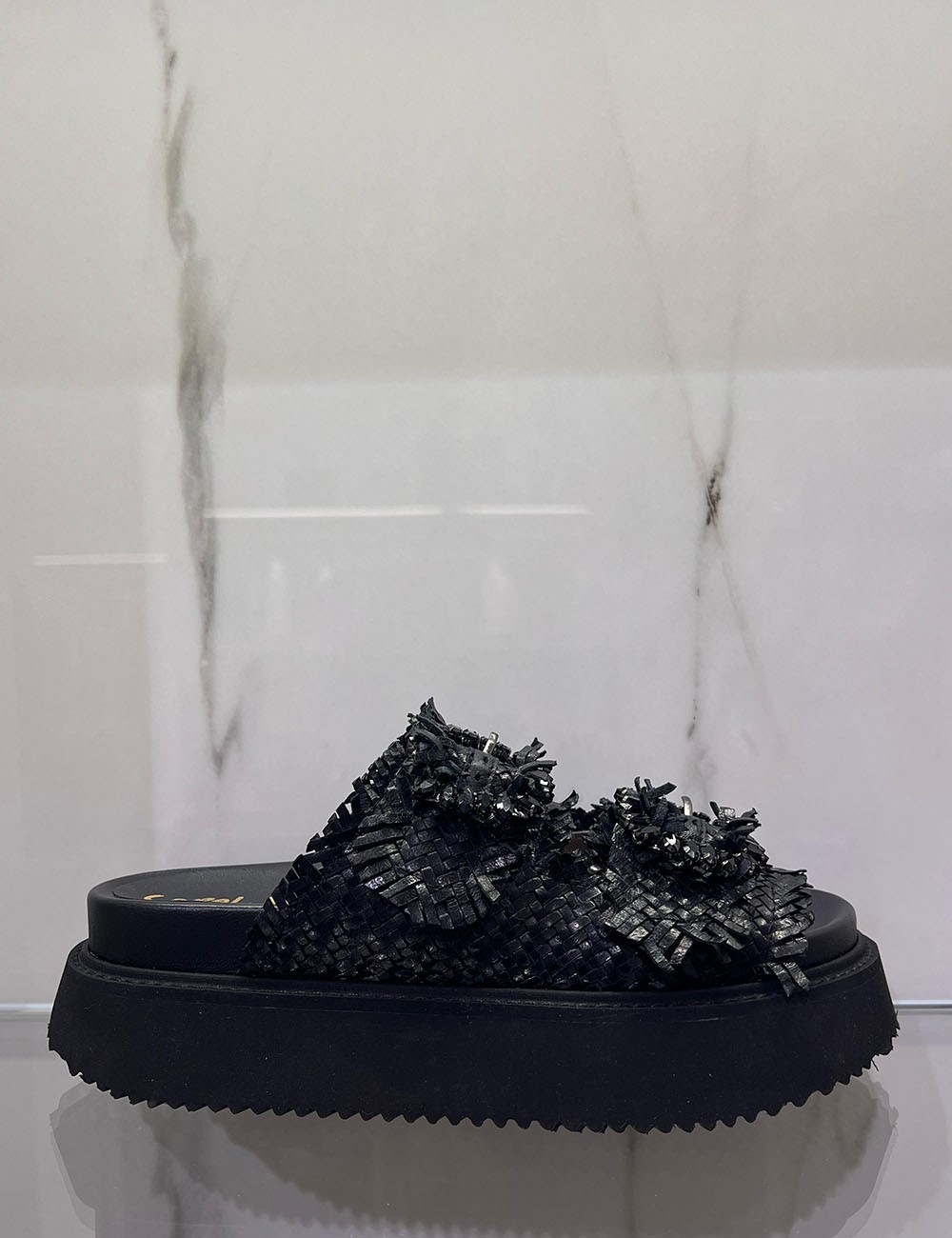Sandali piattaforma in pelle intrecciata nera