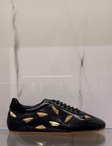Sneakers con borchie oro in pelle nera