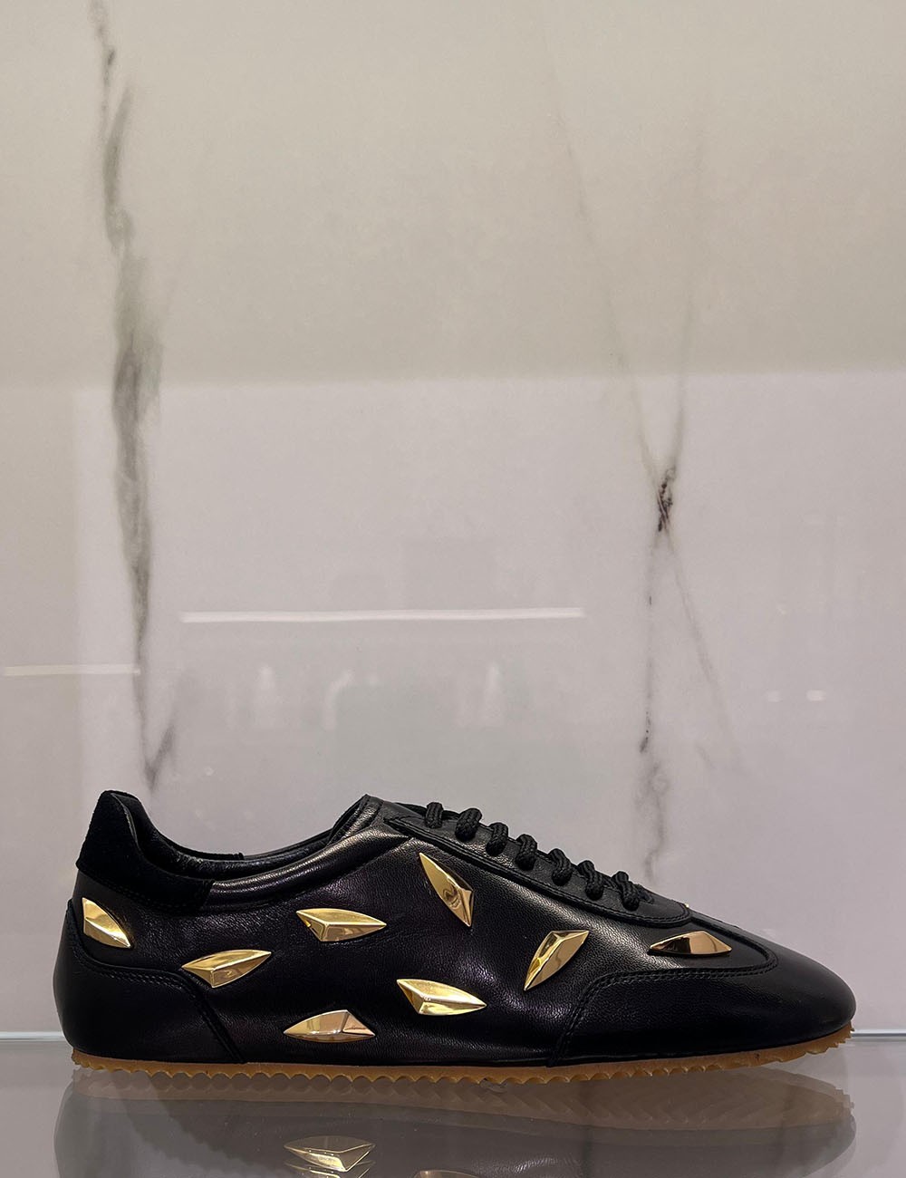 Sneakers con borchie oro in pelle nera