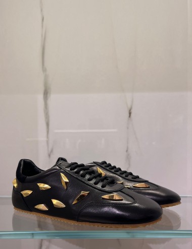 Sneakers con borchie oro in pelle nera