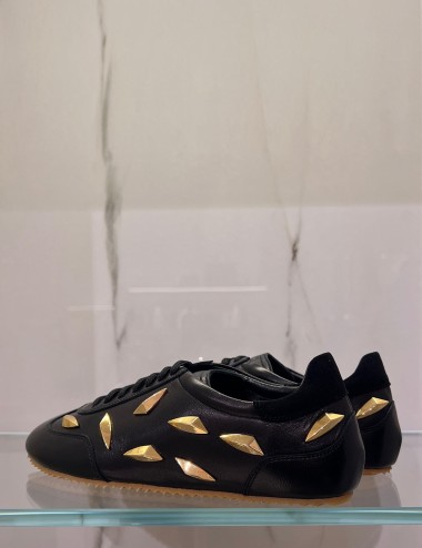 Sneakers con borchie oro in pelle nera