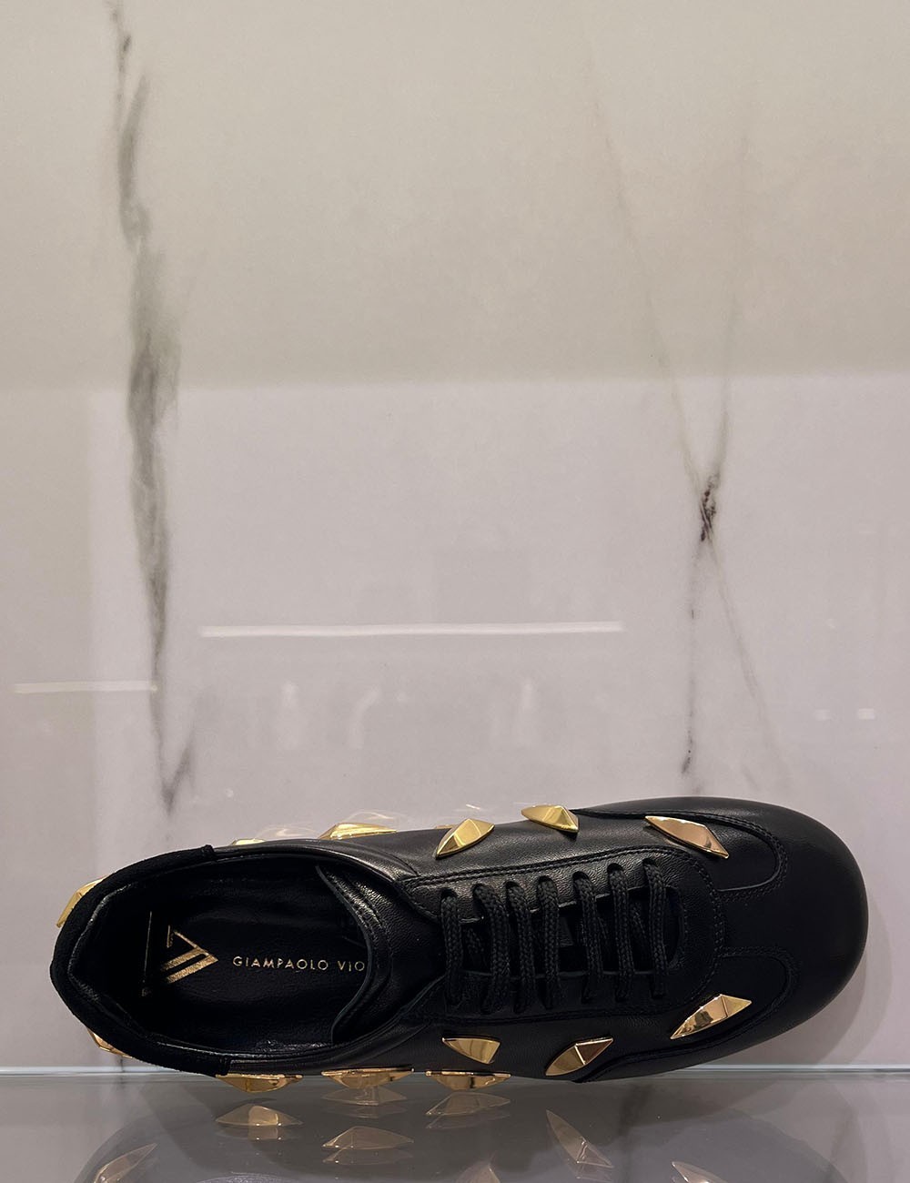 Sneakers con borchie oro in pelle nera