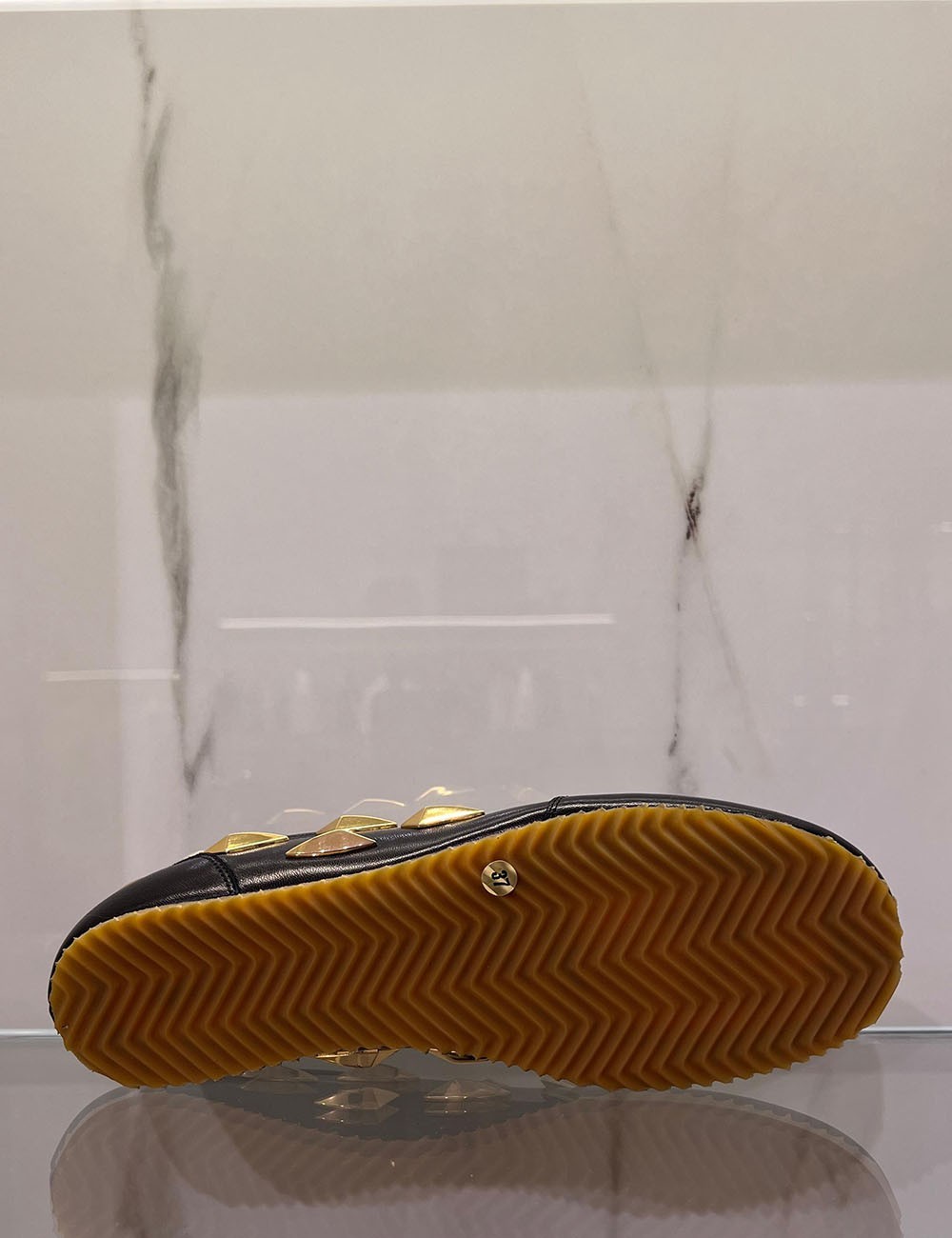 Sneakers con borchie oro in pelle nera